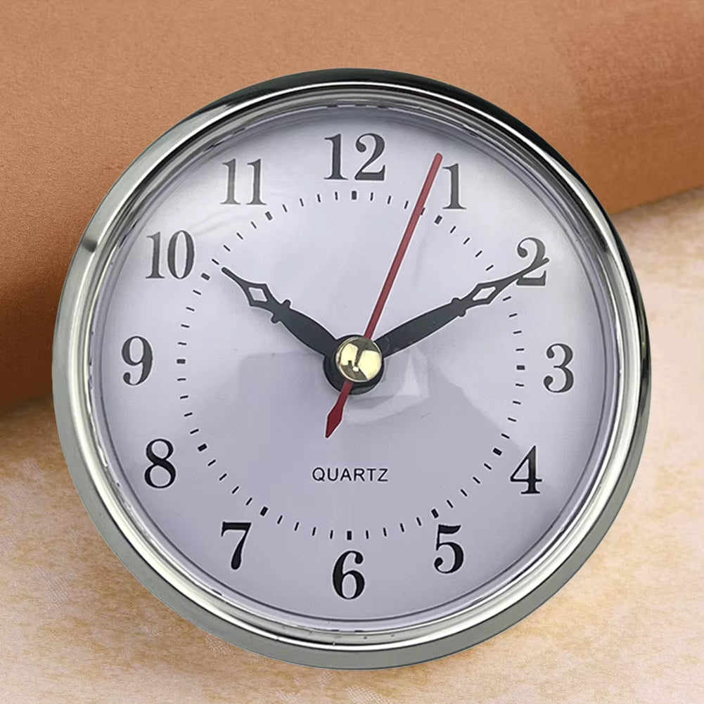 Reloj de Pared Plateado – Esfera Blanca con Números Romanos